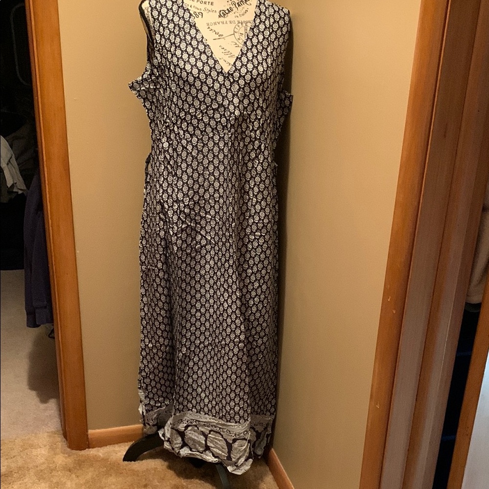 S.R. Fashions Black and White v-neck, sleeveless Patterned Dress sz XL (261)